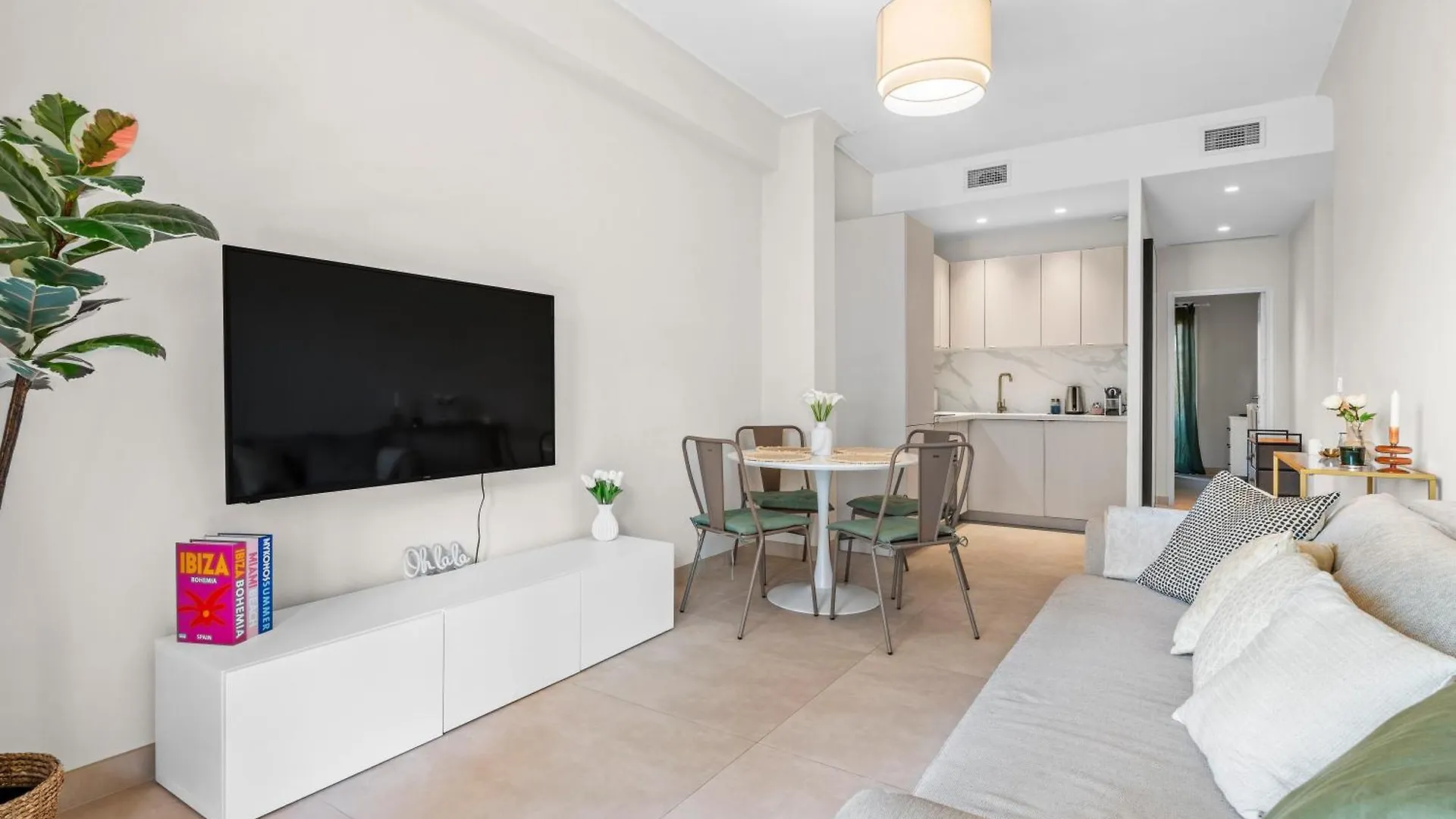 Nice & Cosy - Central Apartment 0*,  France